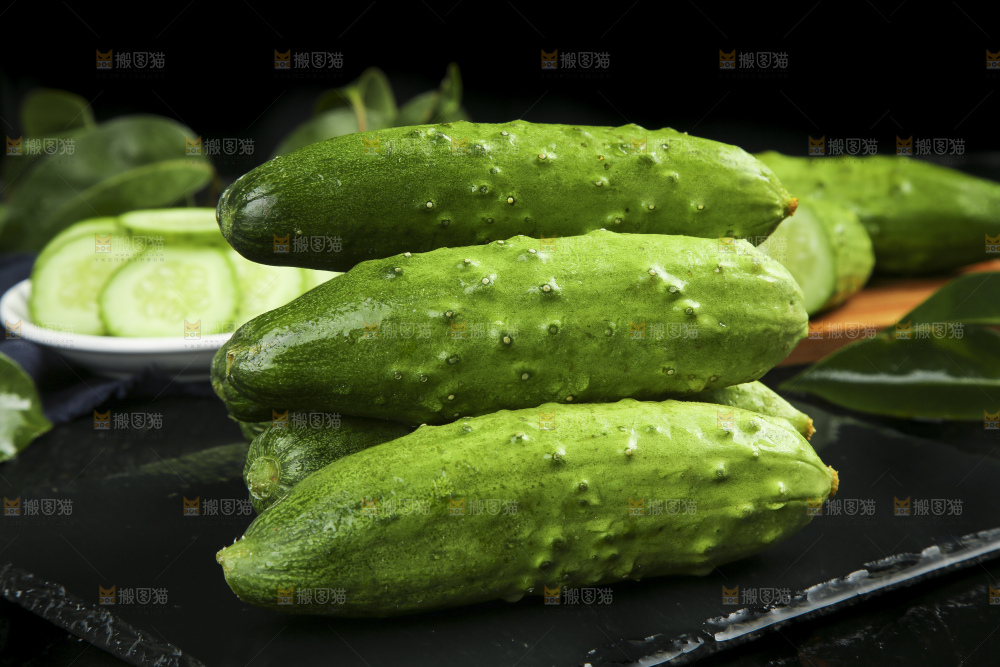 黑石板上的新鲜旱黄瓜