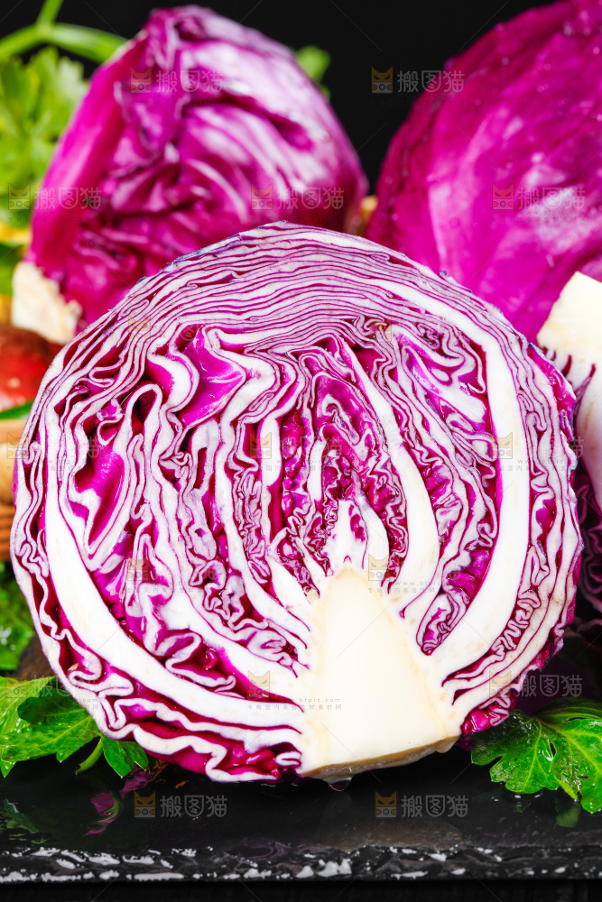 黑石板上放着紫椰菜
