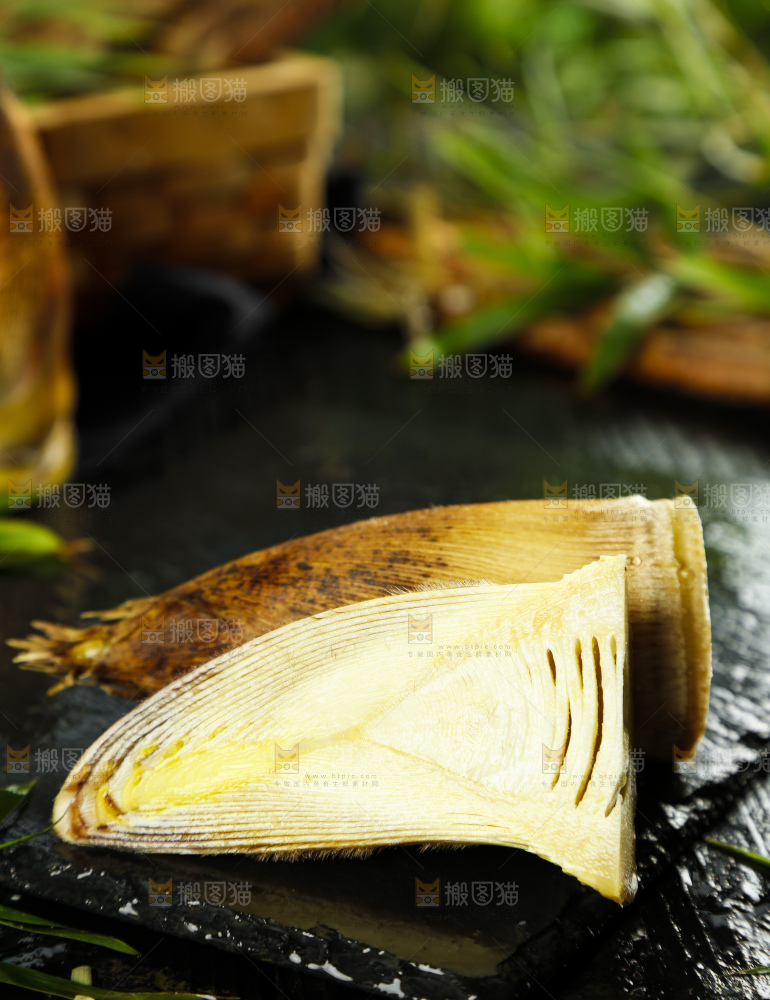 黑石板上放着冬笋