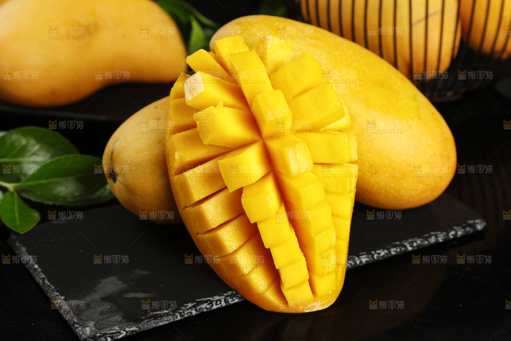 切开的海南金煌水仙芒放在深底上