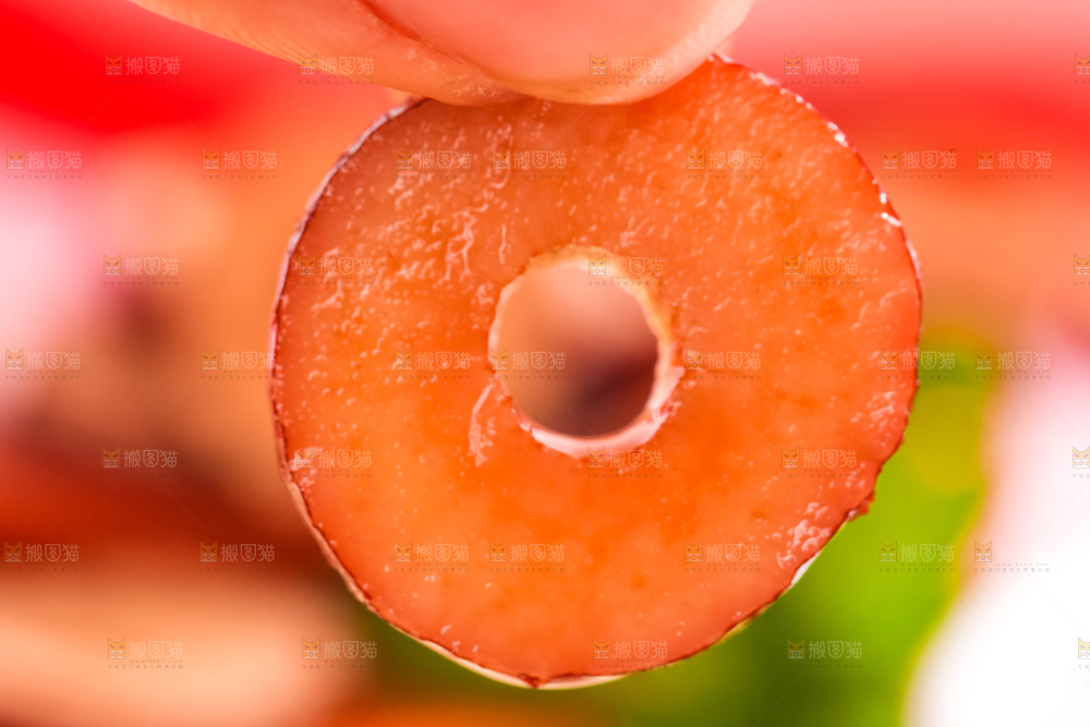 手里拿着泡湿的新疆红枣片