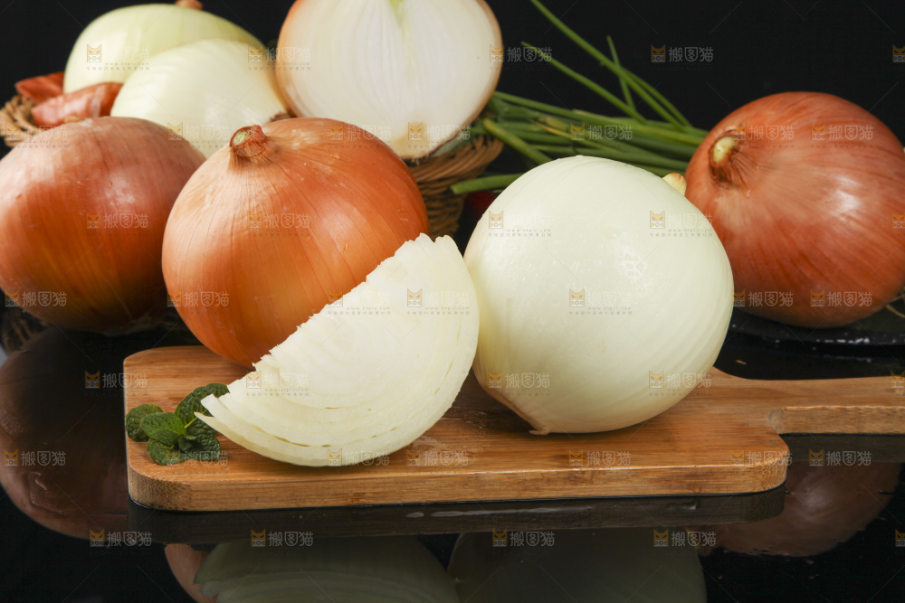 深底上放着切开的黄皮洋葱
