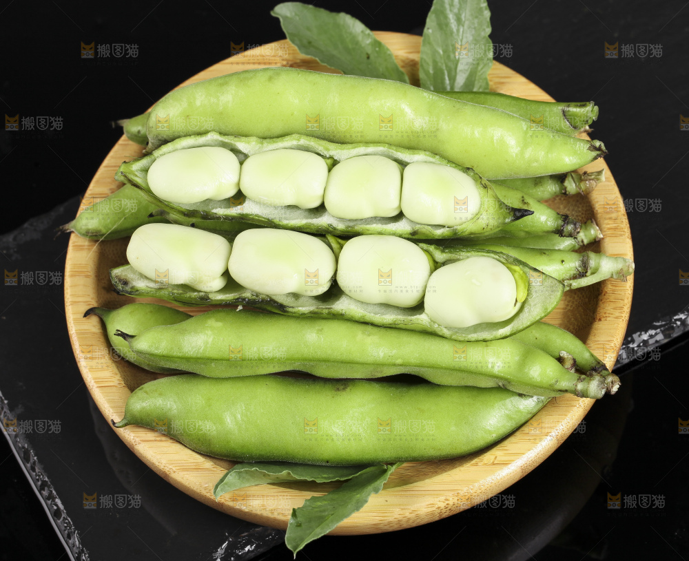 深底上放着新鲜兰花豆