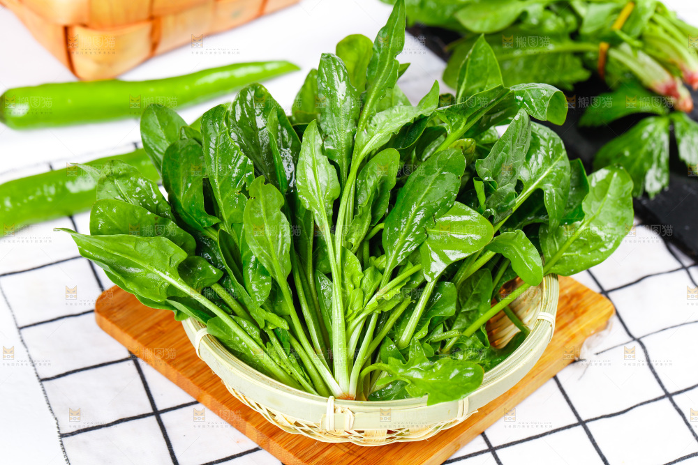 格子底上放着一堆绿色菠菜