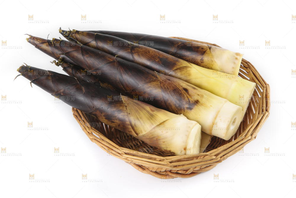 白底上放着一筐新鲜春笋