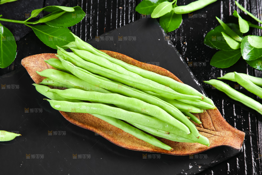 一盘陕西四季豆放在深底上