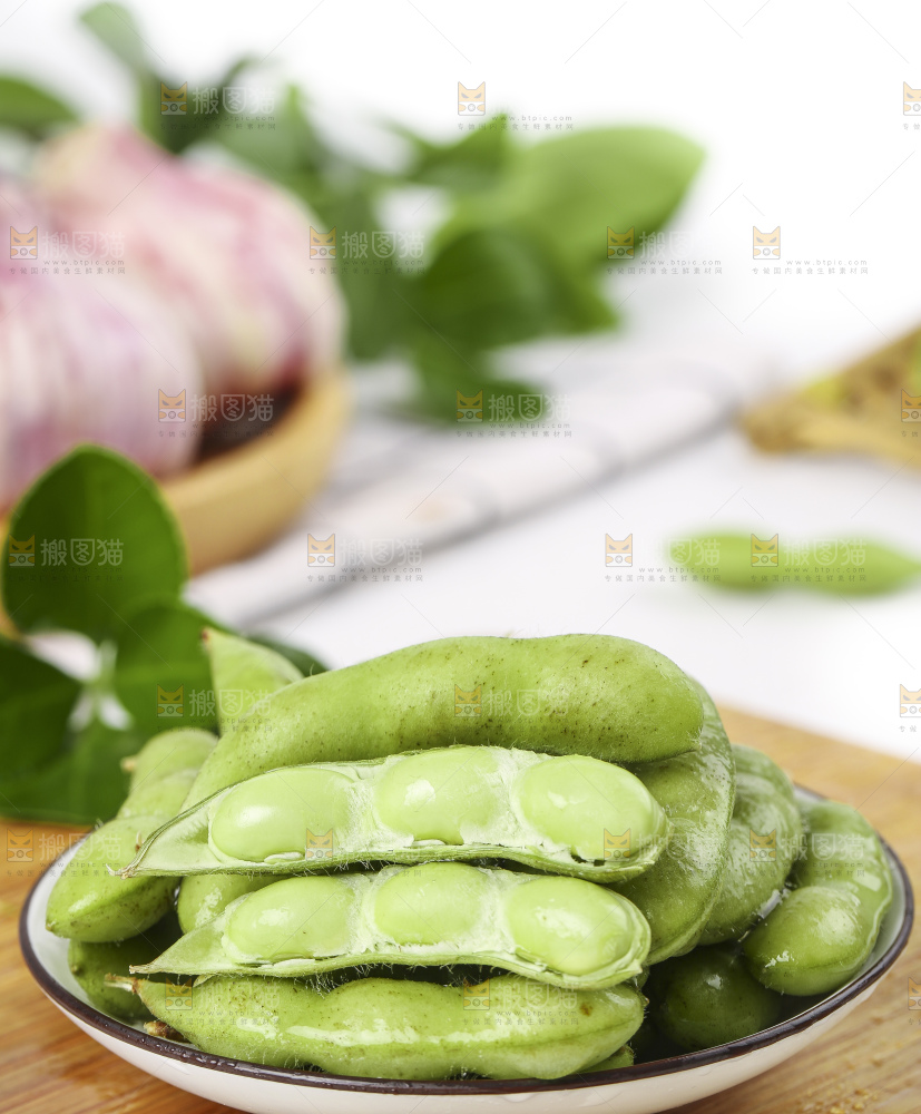 木底上放着一盘云南毛豆