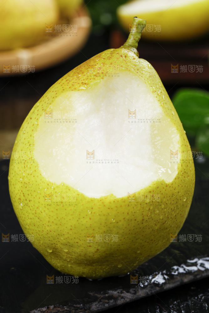 深底上放着新疆新鲜香梨