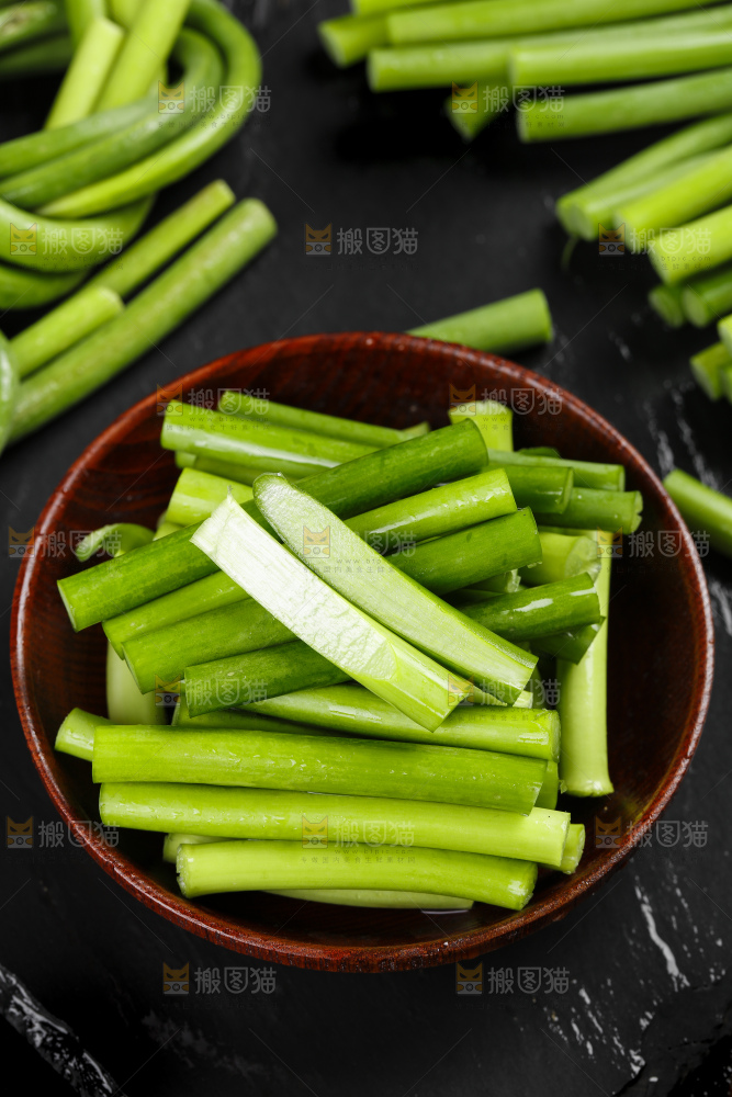 碟子里摆放着切好的蒜苔
