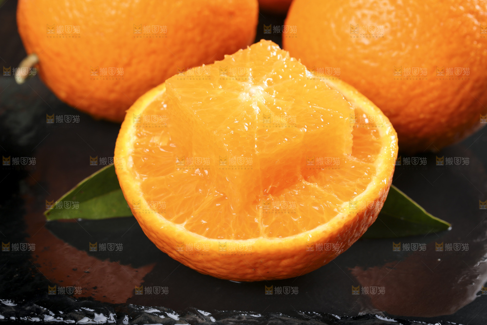 黑石板上放切开的四川青见