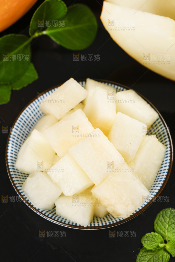 黑底上放着一碗黄金蜜瓜果肉