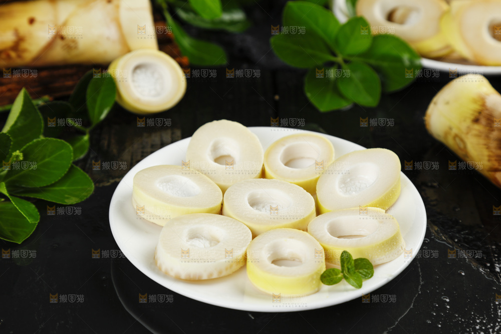 黑底上放着一盘切开的富阳春笋