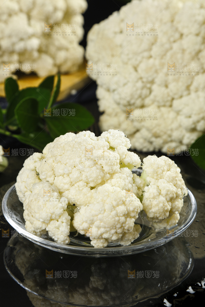 黑石板上的新鲜散菜花