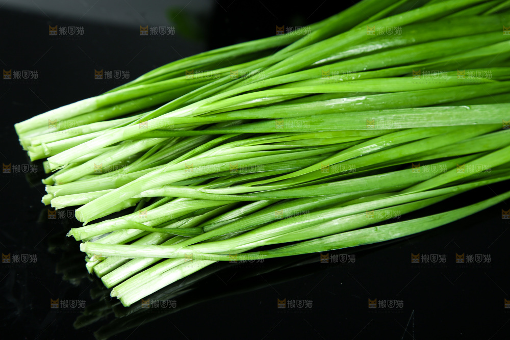 黑底上堆放着韭菜