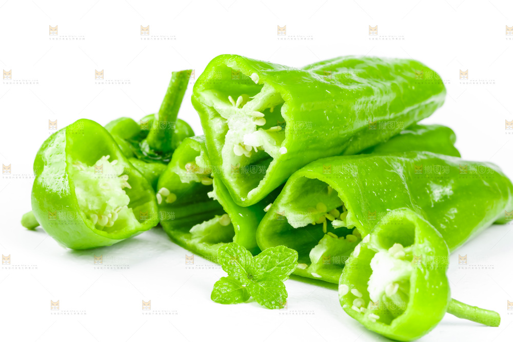 一堆新鲜的青辣椒