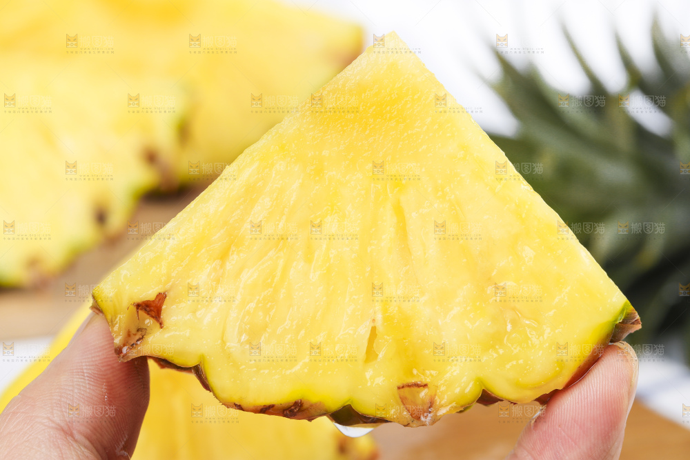 手拿切开的海南金钻凤梨