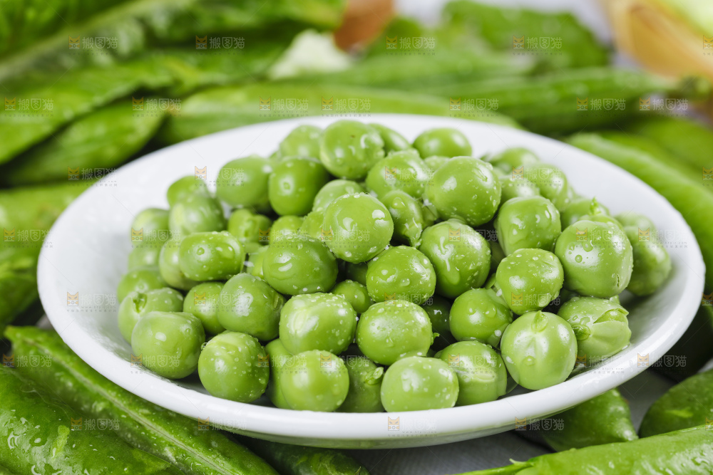 碟子里装着豌豆
