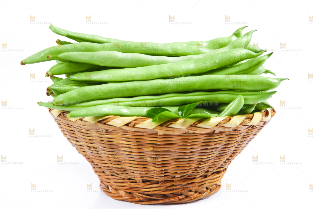 一筐广西四季豆放在白底上
