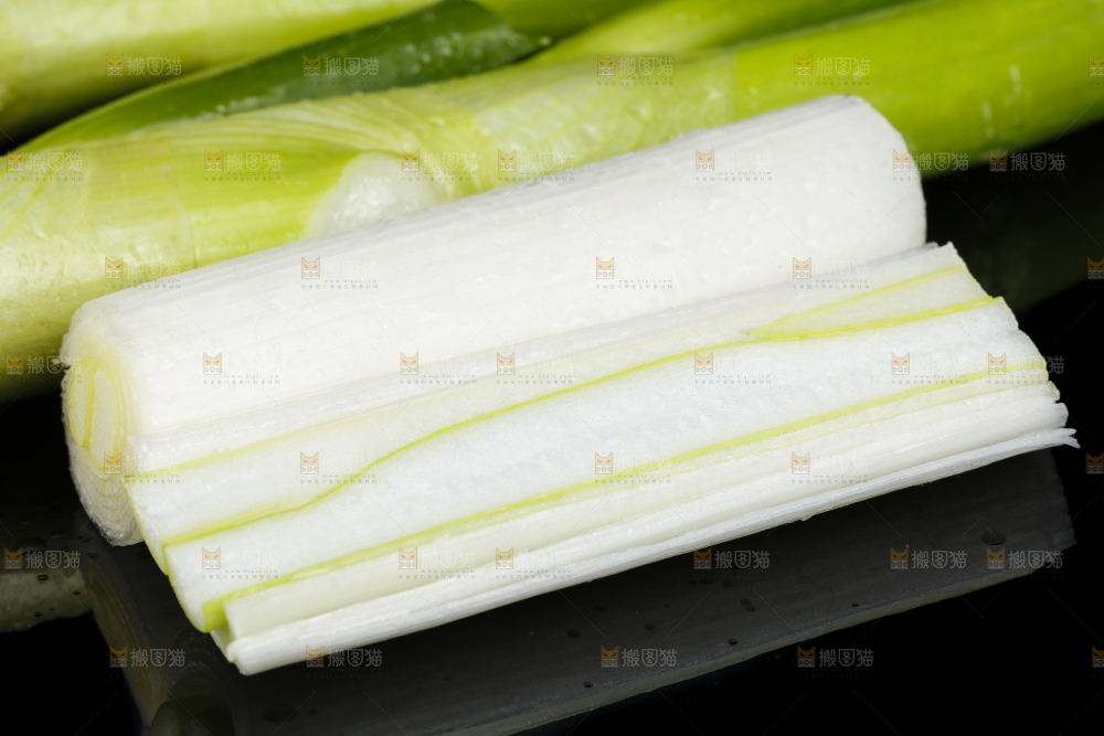 黑底上切开的大葱