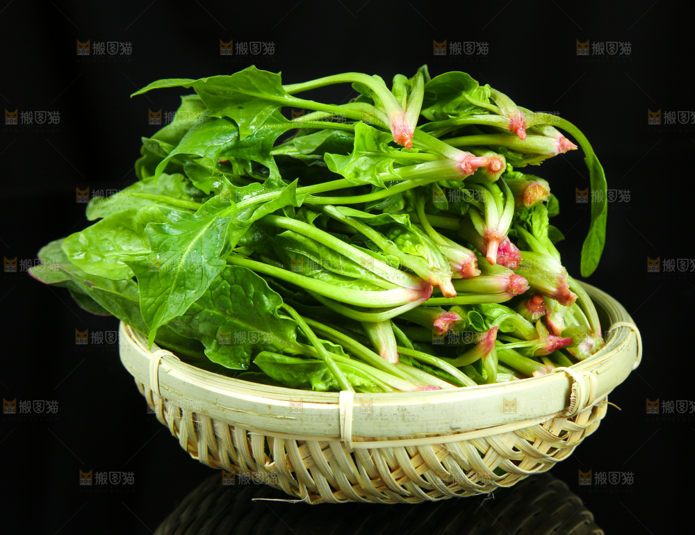 黑底上放着菠菜