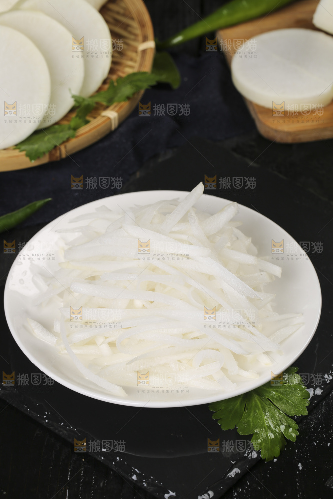 碟子里装着萝卜丝