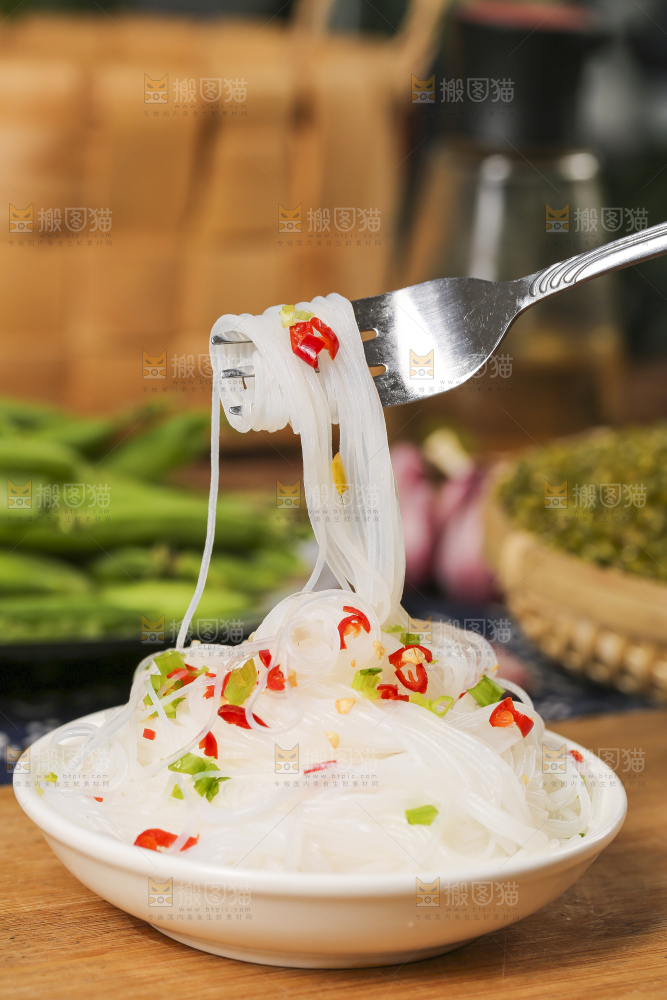 盘子里装着米粉