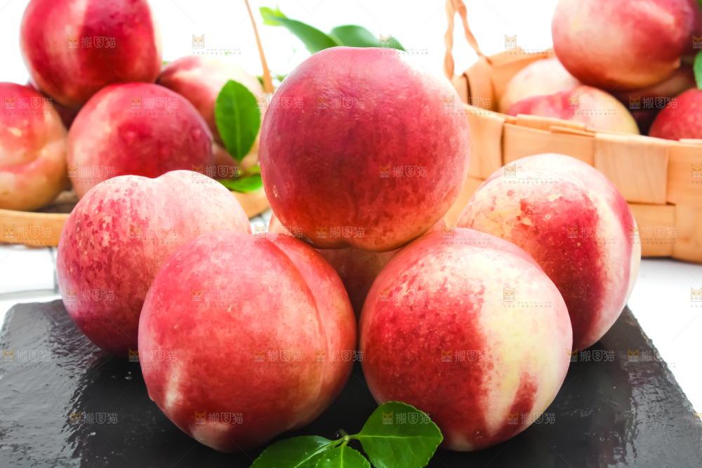 黑石板上放新鲜油桃