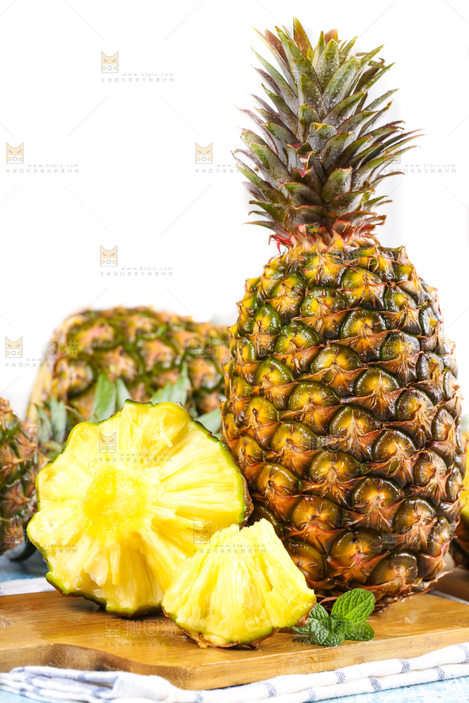 木板上放着甜凤梨