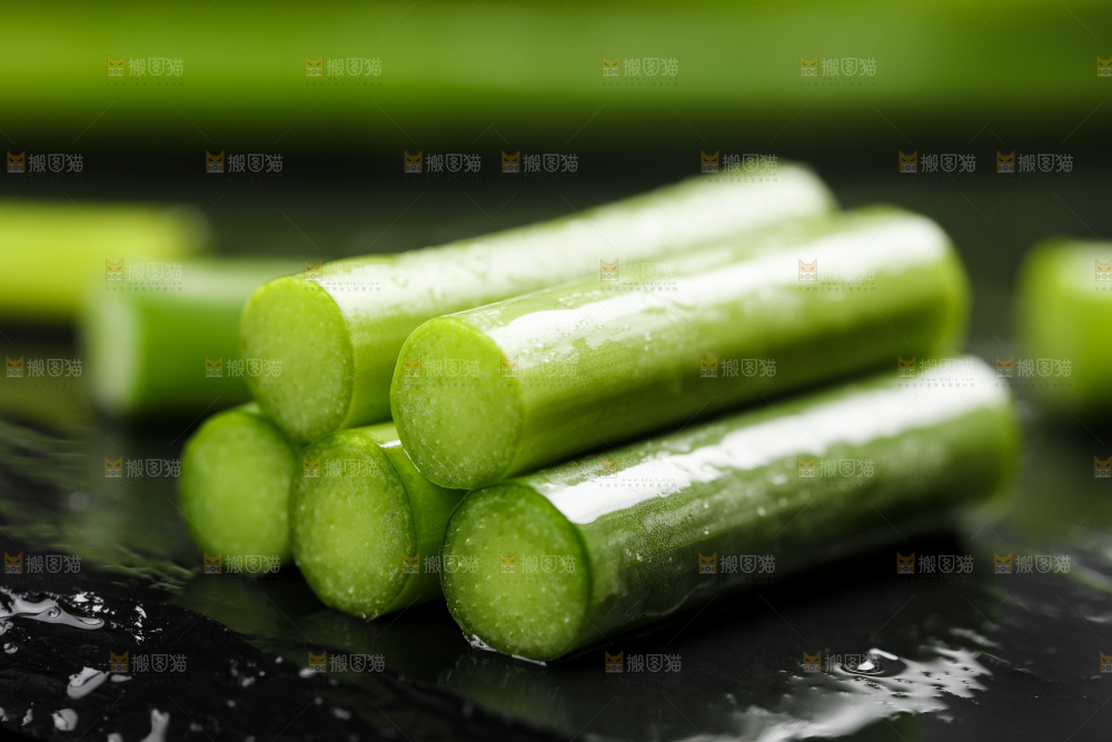 黑底上放着新鲜蒜苔