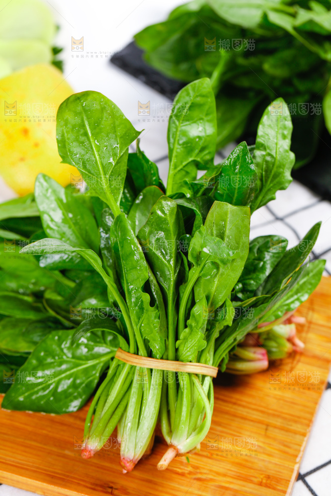 木板上放着菠菜