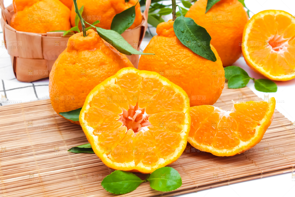 浅底上放着切开的新鲜柑橘