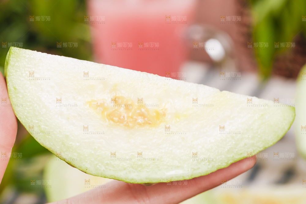 手里拿着白心芭乐