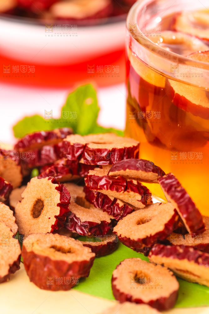 杯子旁放着新疆红枣片