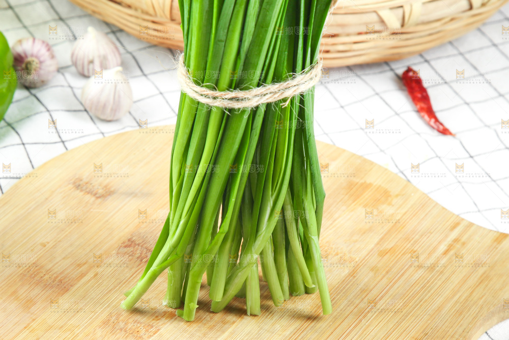 格子底上的鲜嫩韭菜