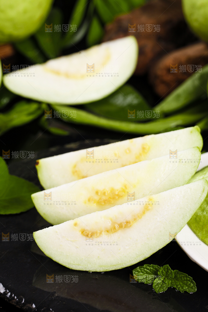 黑底上的芭乐切块