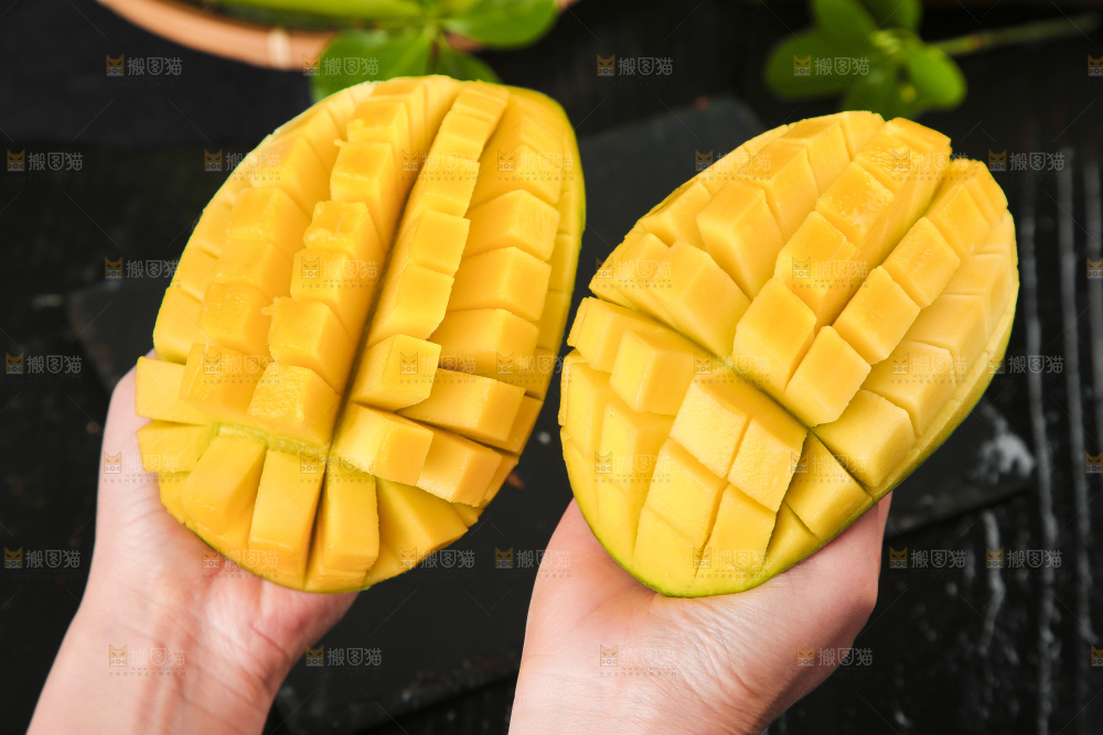 手拿切开的大青芒