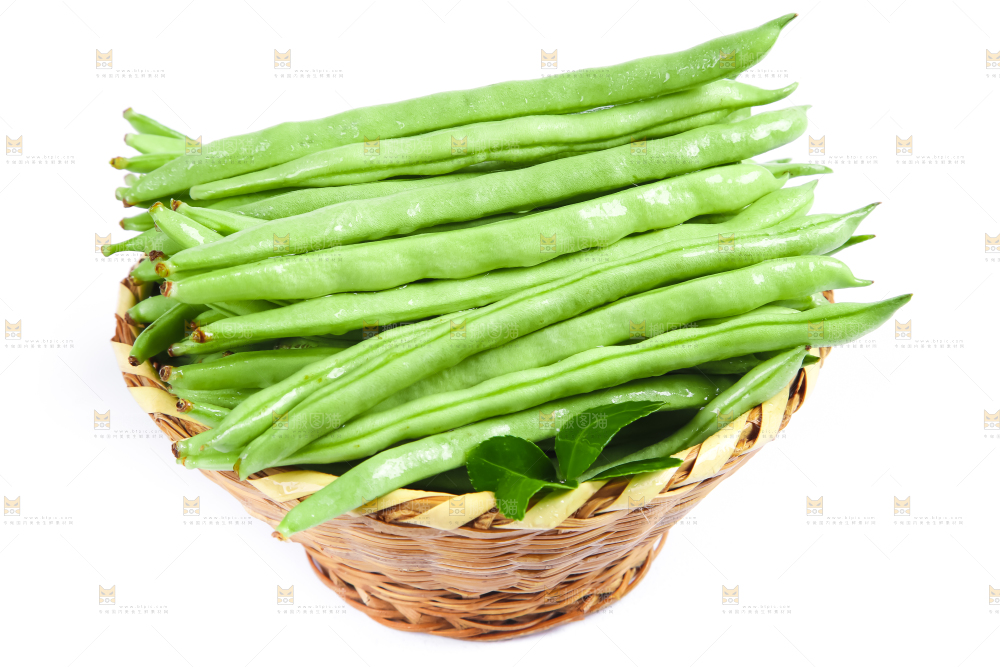 一筐广西四季豆放在白底上