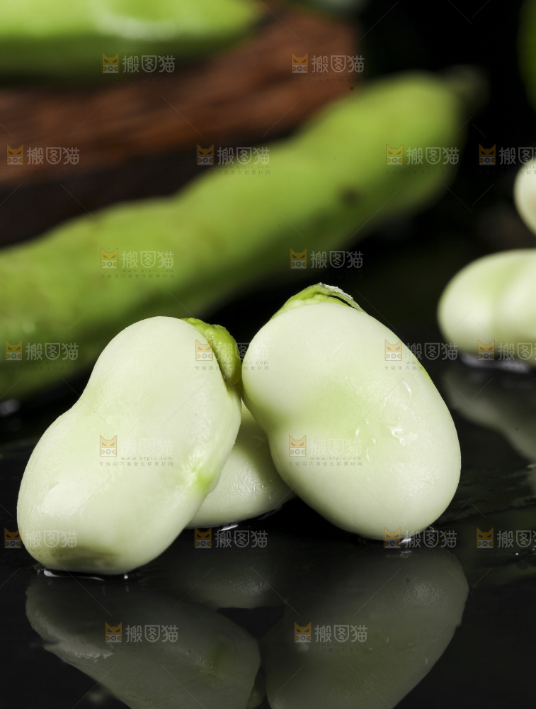 黑底上放着剥壳的罗汉豆