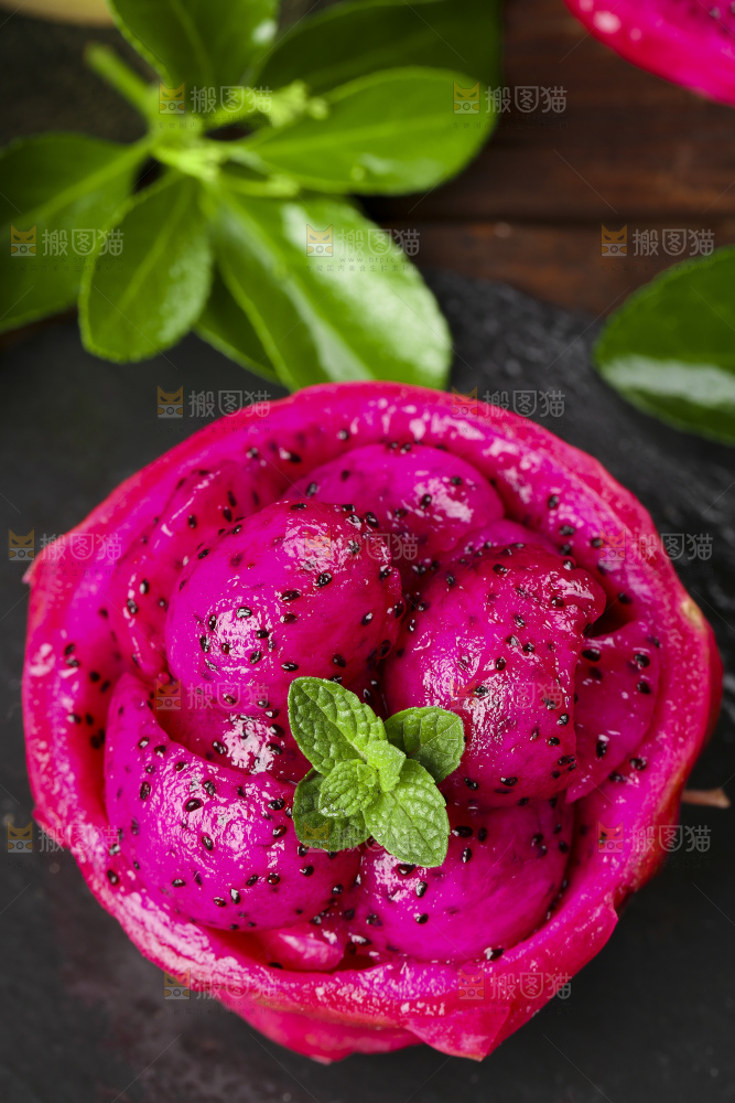 深底上放着红心火龙果果肉