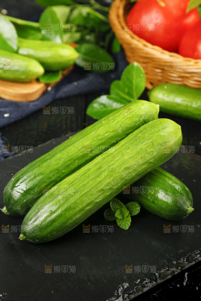 石板上放着东北新鲜水果黄瓜