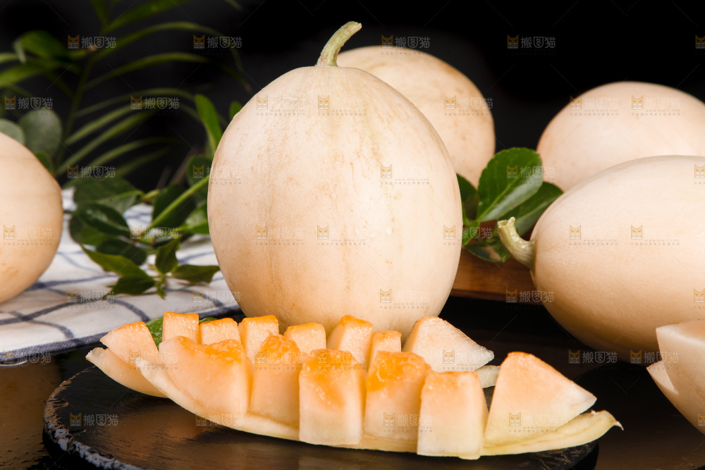 黑石板上放着切开的阎良小甜瓜