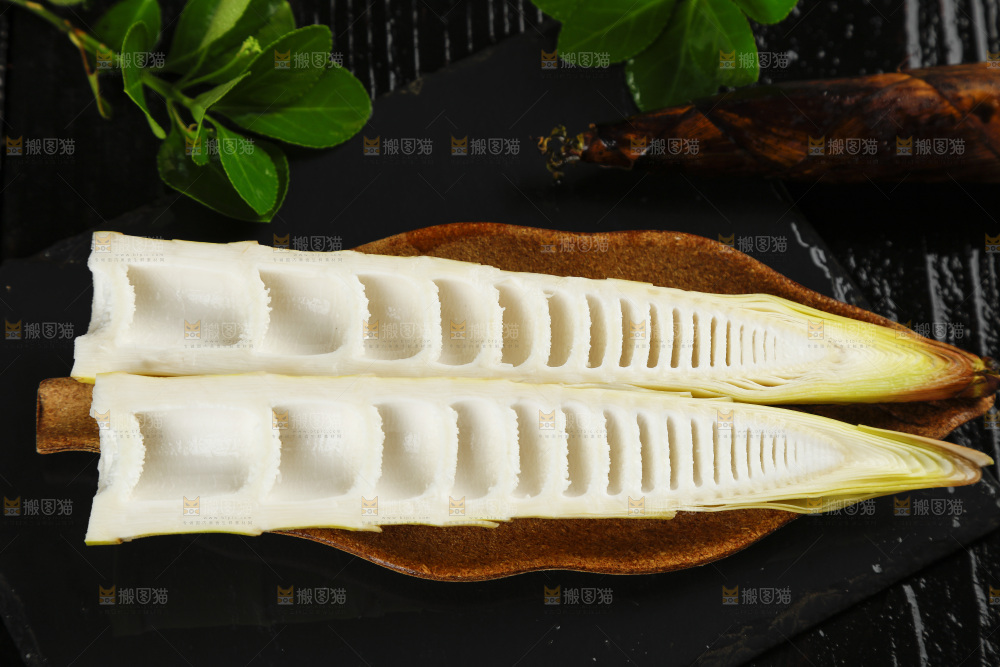 黑底上放着一盘切开的富阳春笋