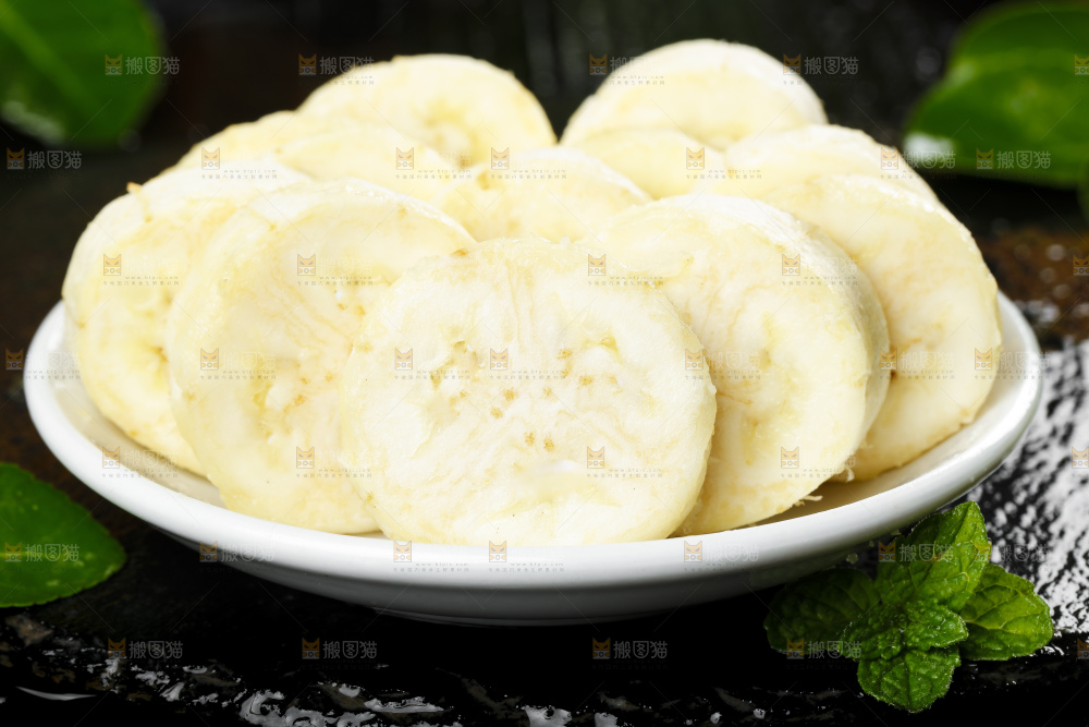黑底上放着一盘苹果蕉果肉