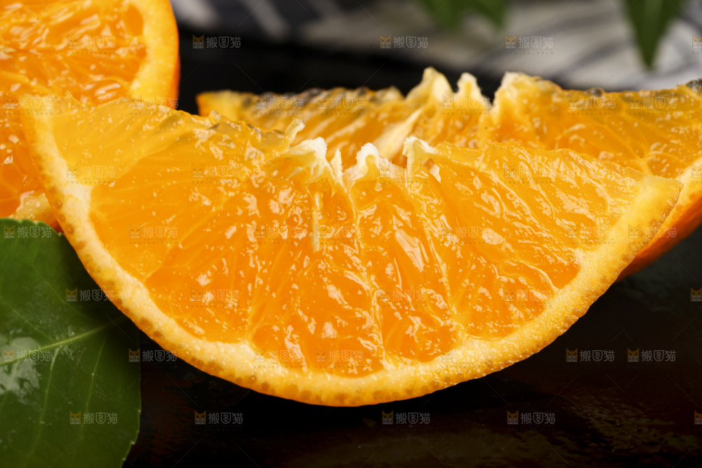 黑底上放着新鲜沃柑橘