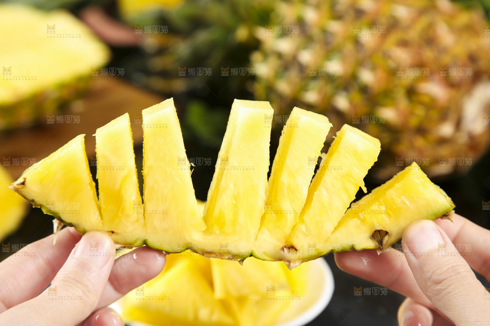 手拿着金钻凤梨