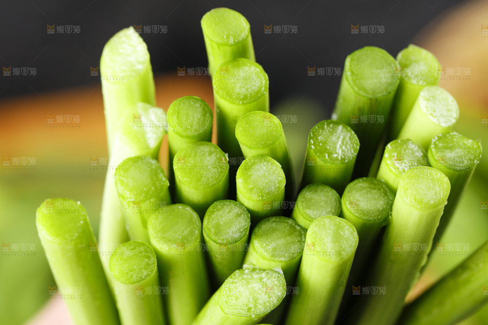 手里拿着一把嫩蒜苔