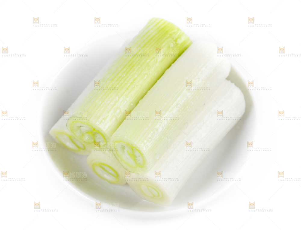 白底上放着一碟葱