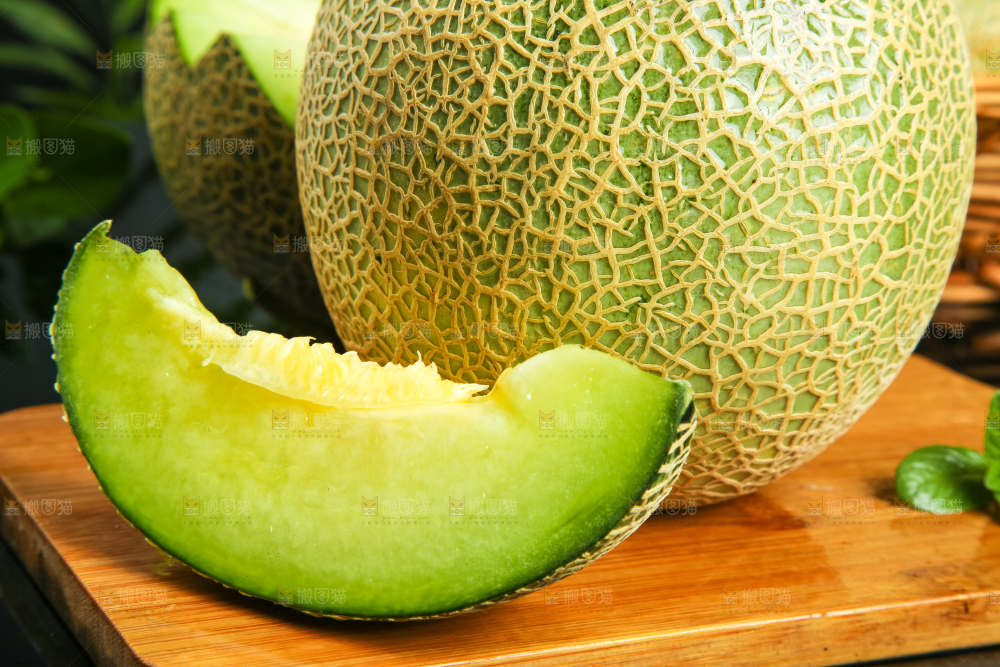 深底上放着山东新鲜玫珑蜜瓜