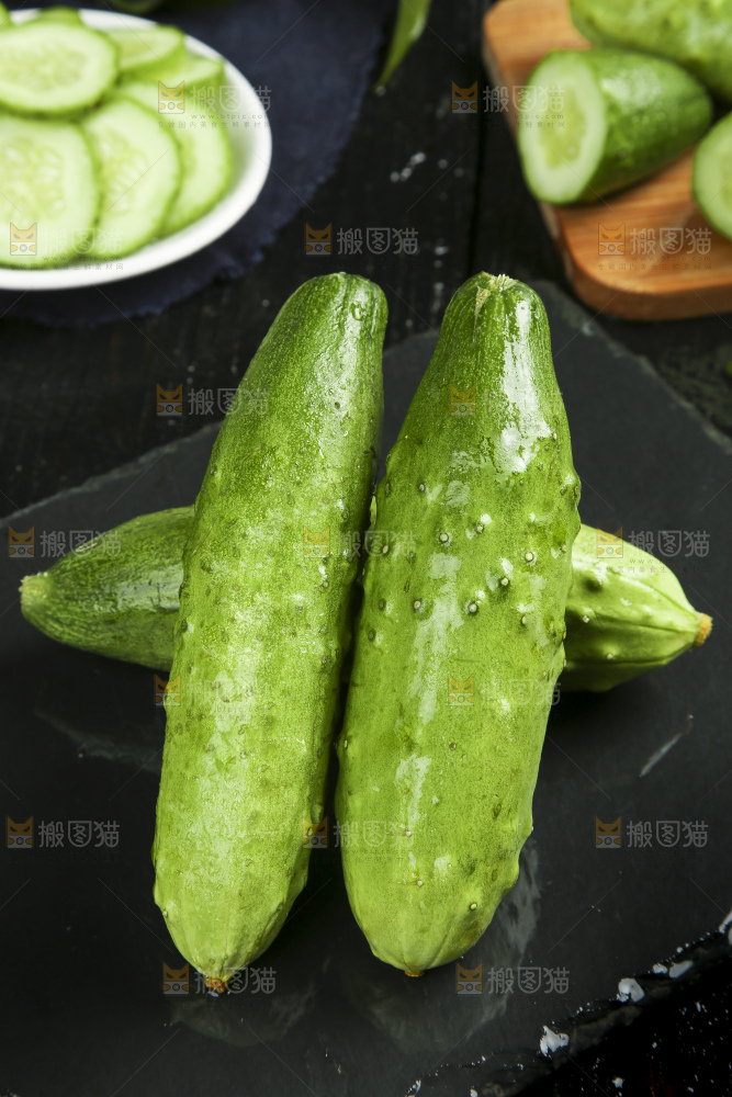 黑石板上的新鲜旱黄瓜