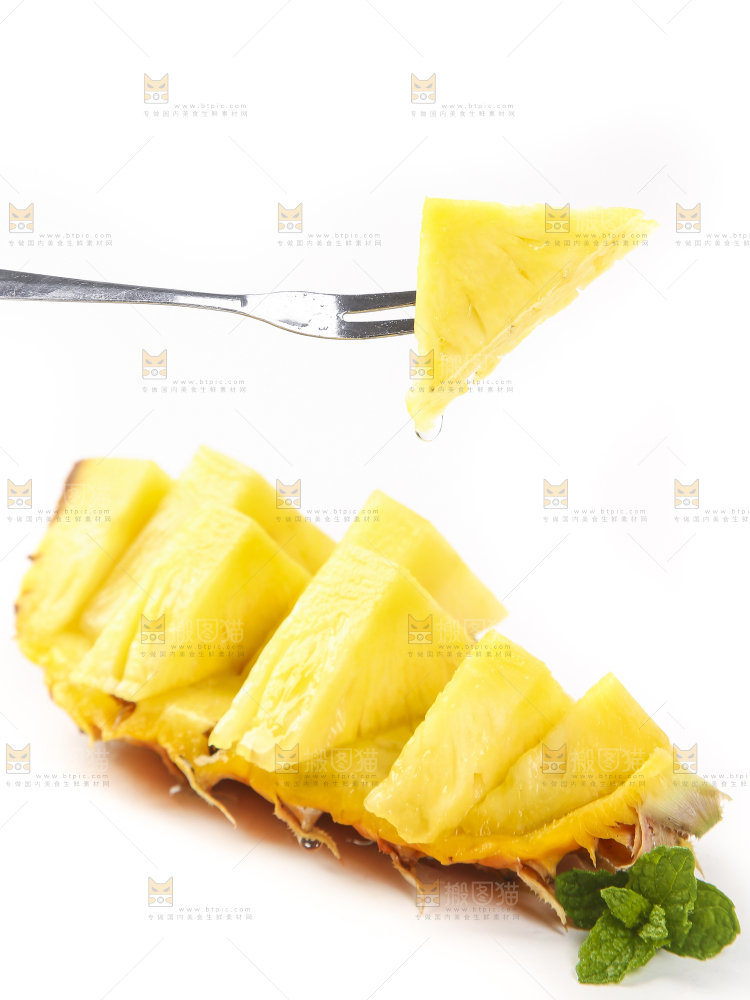 白底上的凤梨果肉